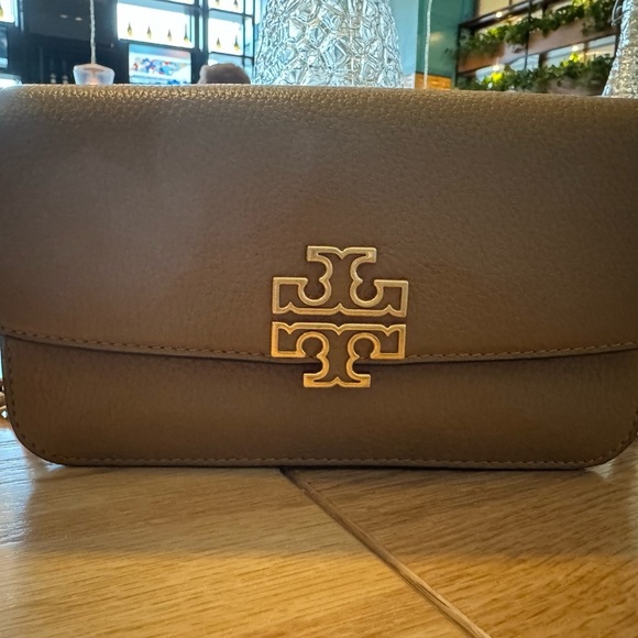 Tory Burch Handbags - Tory Burch Brown to Chestnut Leather Crossbody Bag